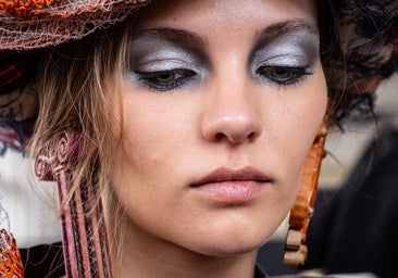Del labial al azul cobalto: los colores atrevidos que conquistan el maquillaje esta temporada